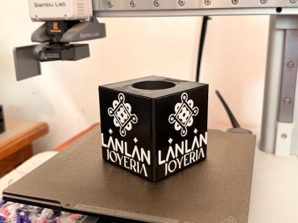 Producto - Soporte para DJI MIC + CUBO con Logos - Ideal podcast o medio de comunicación - 3