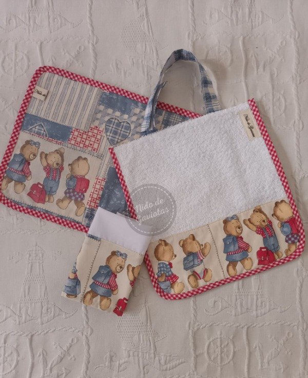 Producto - INDIVIDUAL PARA NIÑOS PLASTIFICADO + SERVILLETA + BABERO "OSITOS A LA ESCUELA"