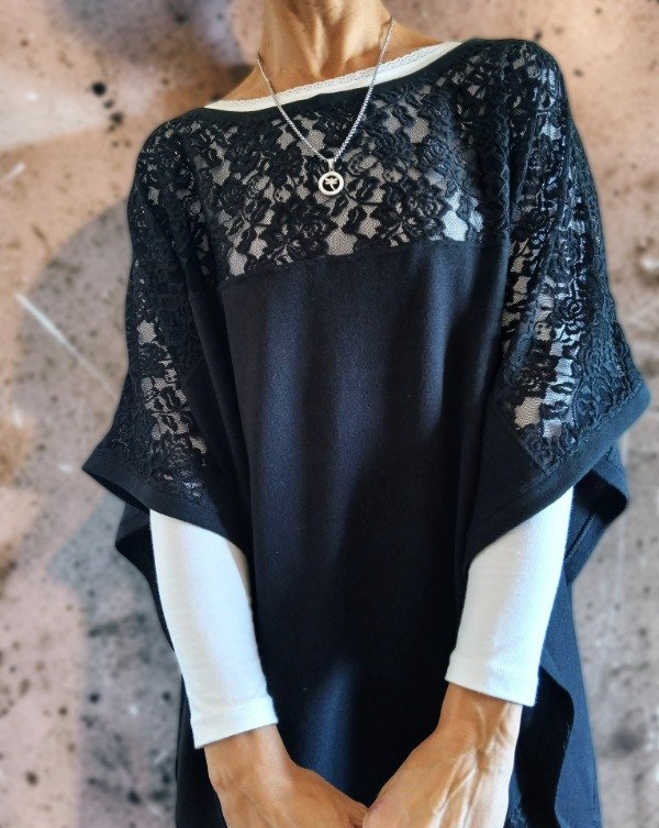 Producto - Poncho Negro de lanilla y encaje