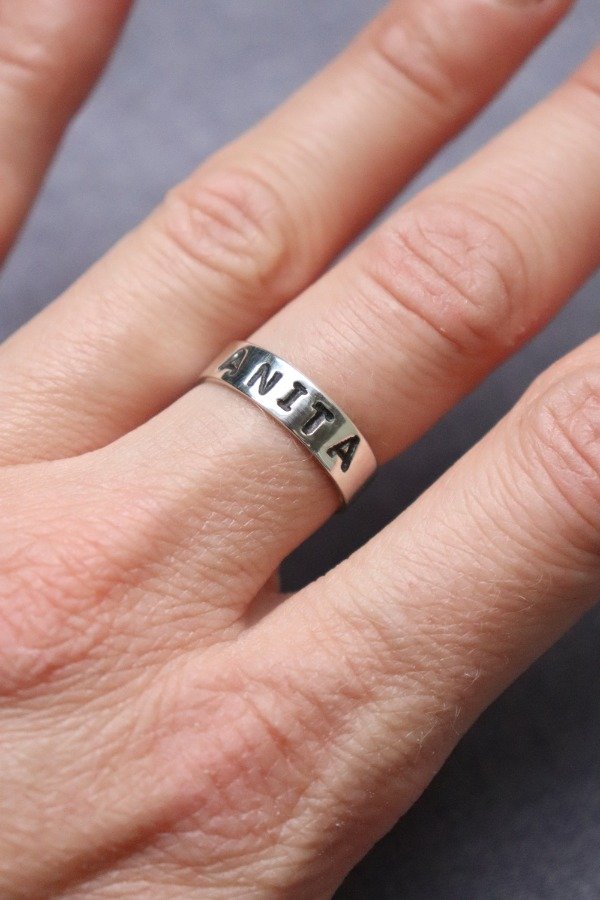 Producto - Un anillo personalizado con palabra estampada