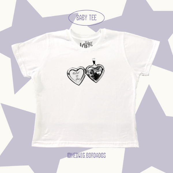 Producto - Baby Tee "Relicario CA7RIEL Y PACO #1"