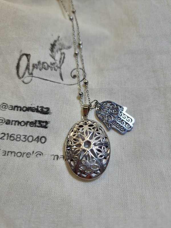 Producto - Collar Relicario de acero ovalado y Manito