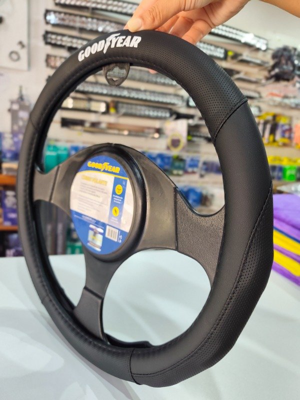 Producto - CUBRE VOLANTE GOODYEAR NEGRO COMBINADO PICADO