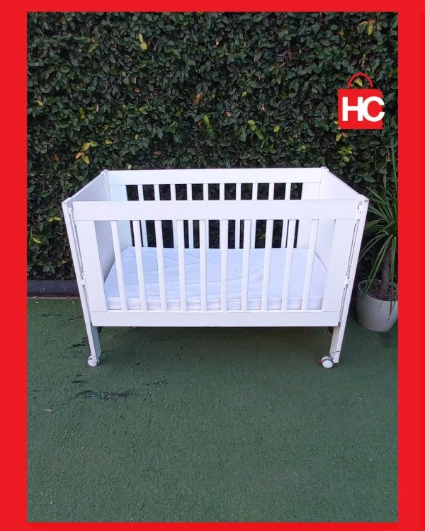 Producto - Cuna funcional laqueada en color blanco con baranda móvil, ruedas y colchón
