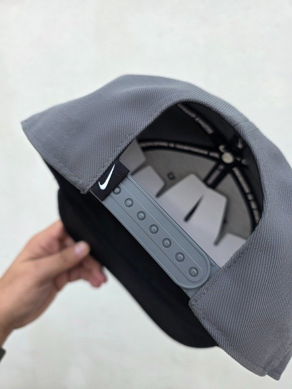 Gorra nike pro dri-fit futura snapback black — imagen 6