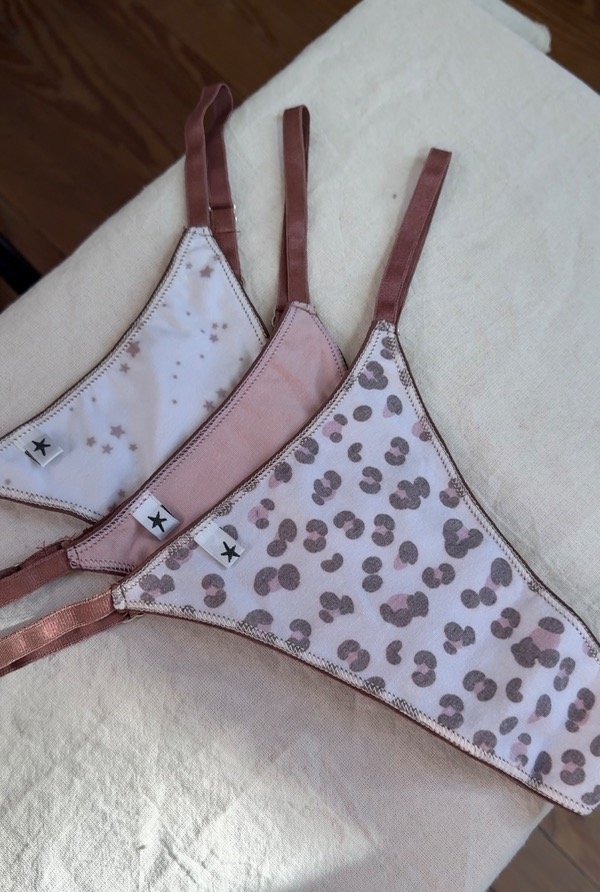 Producto - Pack less regulable algodón y lycra estampadas básicas x3