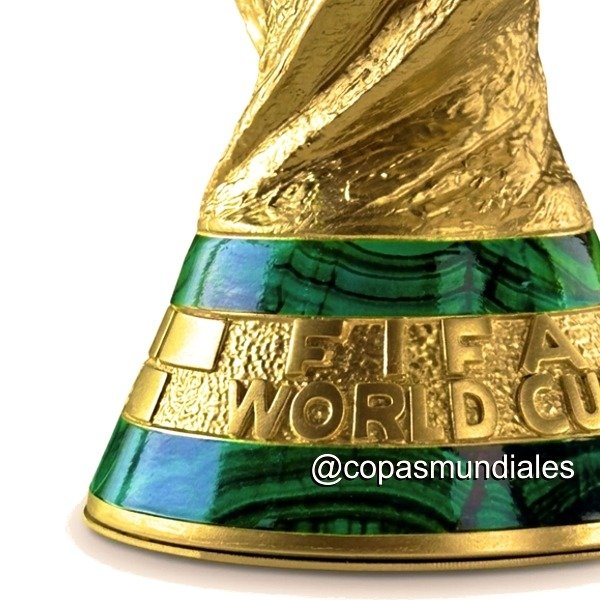 Base de la réplica con las franjas verdes y la inscripción FIFA World Cup