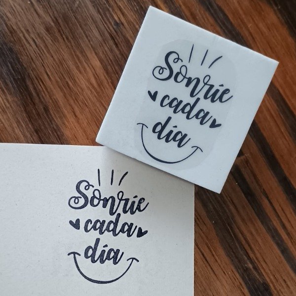 Producto - Sello Sonrie cada dia 5x5 cm