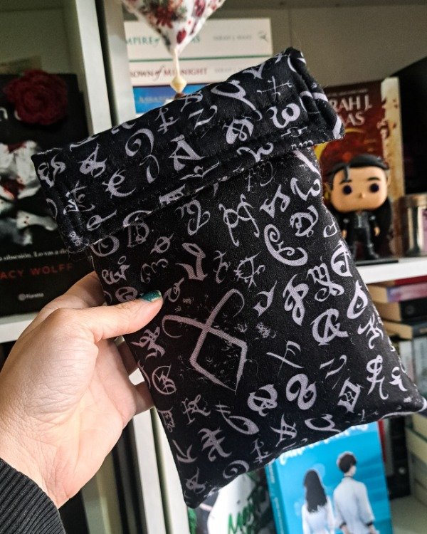 Producto - Funda tamaño pocket Cazadores de sombras IMPERMEABLE