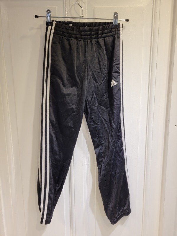 Producto - Jogging ADIDAS negro franjas blancas Talle 9/10 años - PRECIO: 18X