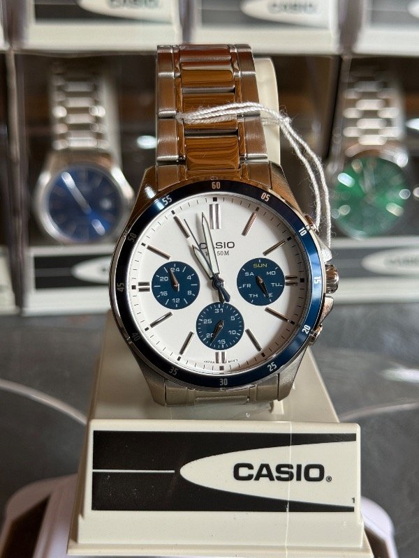 Producto - CASIO mtp-1374d-Plata fondo blanco detalles azul