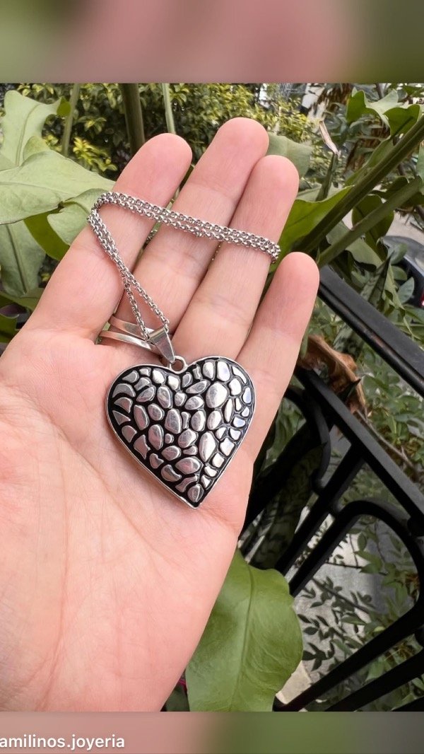 Producto - Collar corazón labrado de acero