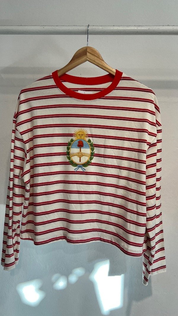 Producto - REMERA  MANGA LARGA ESCUDO ROJA