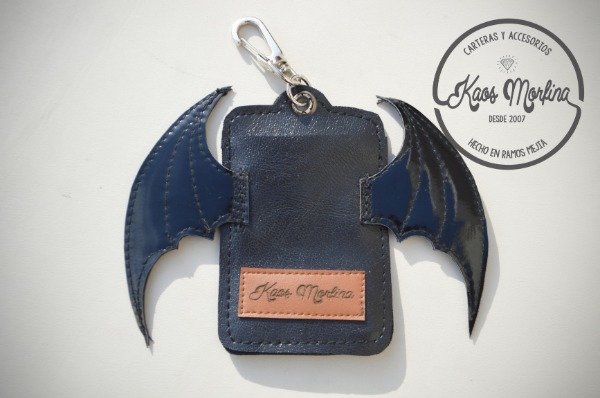 Producto - Portasube con alitas de murciélago (Marca Kaos Morfina)