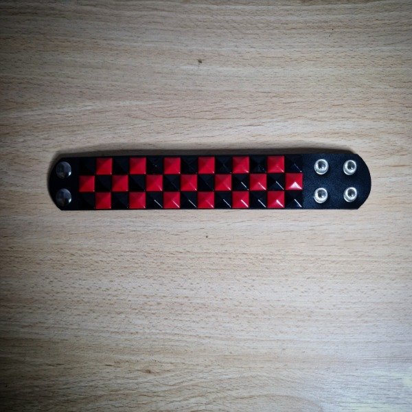 Producto - Muñequera roja y negra de tachas