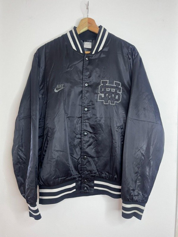 Producto - NIKE SPORTSWEAR BEAVERTON OREGON NEGRA