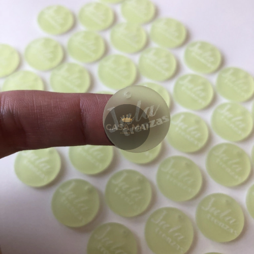 Producto - Etiquetas acrílicas personalizadas a color con logo grabado en blanco