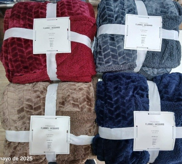 Producto - Frazada con corderito Flannel Jacquard Queen Size