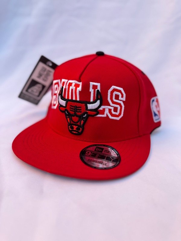 Producto - GORRA REGULABLE BULLS ROJA