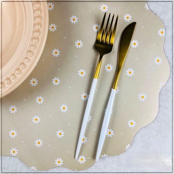 Producto - PLATO DE SITIO PREMIUM MARGARITAS beige pastel x 6 UNID.