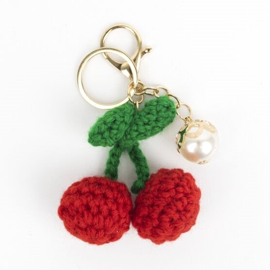 Producto - Llavero cereza tejida con perla 7cm