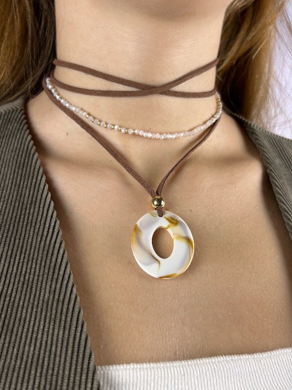 Producto - CHOCKER DE GAMUZA MARRÓN DIJE MARMOLADO 9012