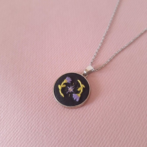 Producto - Medalla bordada Flores lilas - 0