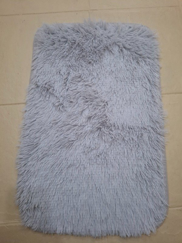 Producto - Alfombra peluda gris claro