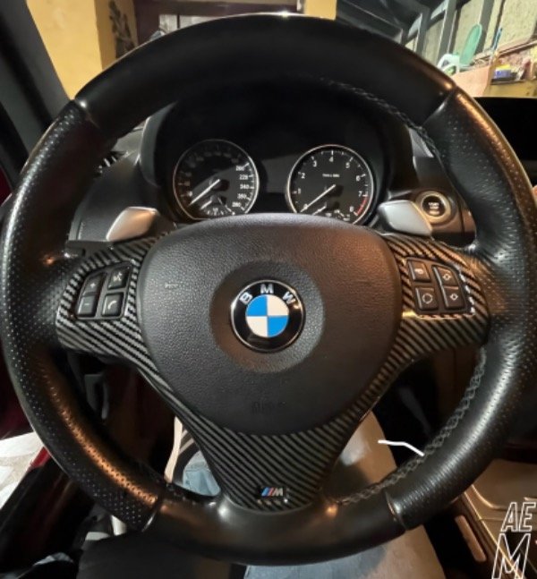 Panneau Volant Fibre Carbone Pour BMW Série 1 / 3 (E87, E90, E9…) – Décoration Style Sport