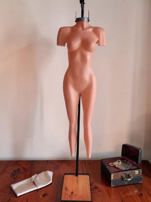 Producto - maniqui ahoracado mujer color nude