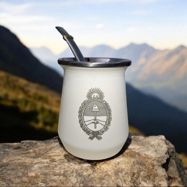 Producto - Mate Escudo Nacional, blanco, con bombilla.