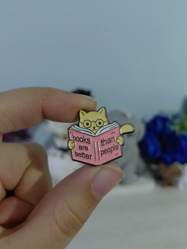 Producto - Pin metalizado - Books are better than people #1958