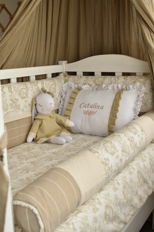 Producto - Acolchado de Cuna Reversible: Abrigo y Diseño Artesanal