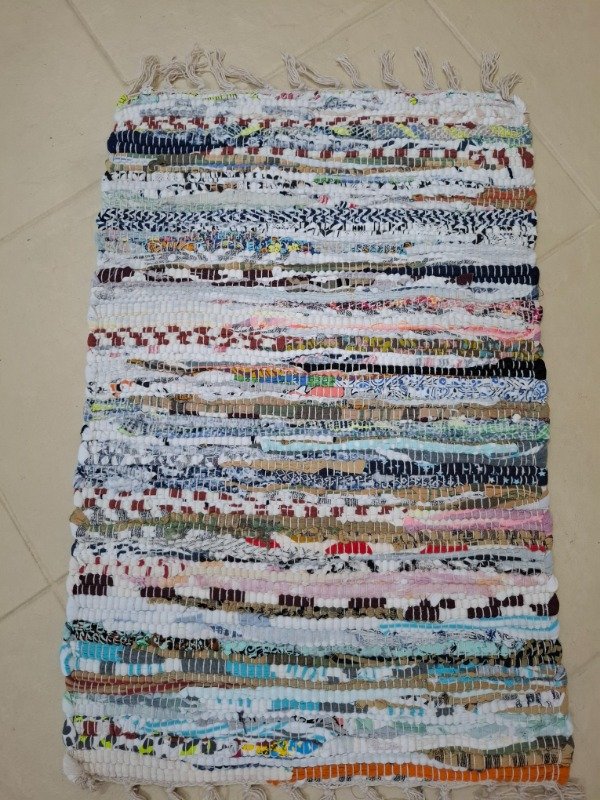 Producto - Alfombra colores flecos