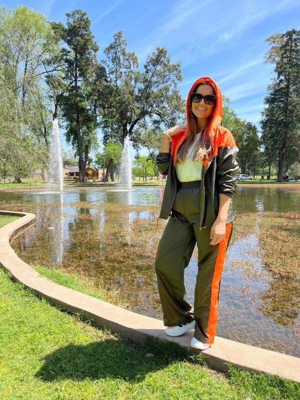 Producto - Campera Rompeviento verde militar y naranja