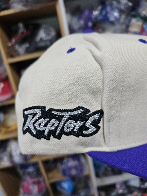 Toronto Raptors vintage logo cream snapback — imagen 3