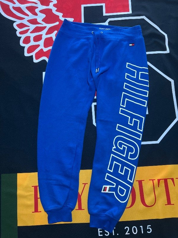 Producto - Jogging Tommy Hilfiger Spell out. Talle S