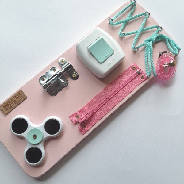 Producto - Tablero Sensorial Portable con Cierre y Enhebrador. Color: Rosa Vintage