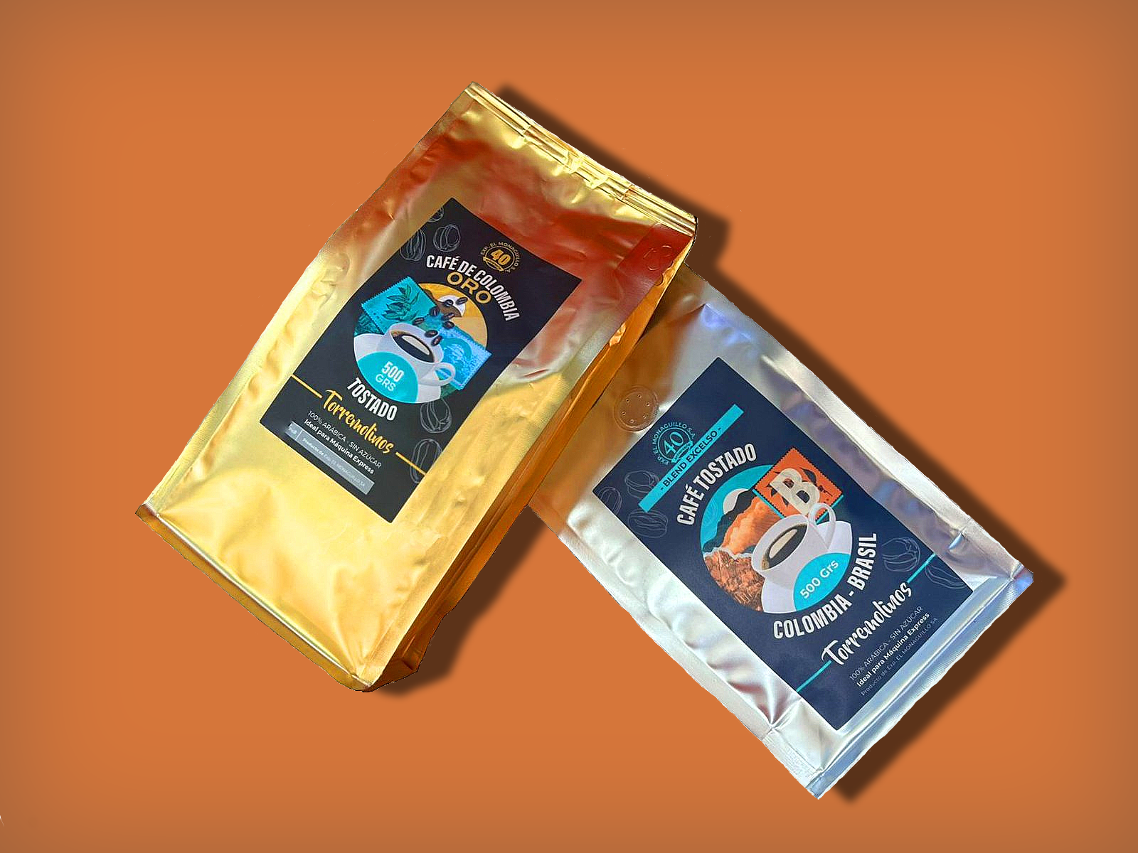 Paquetes de café Torremolinos 100% arábica en envases dorado y plateado sobre fondo rosa