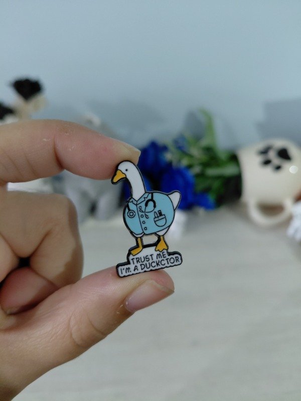 Producto - Pin metalizado - Trust me, I'm a ducktor #1344