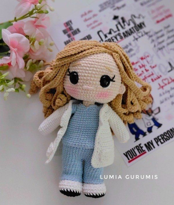 Producto - Ella Amigurumi inspirada en Meredith Grey