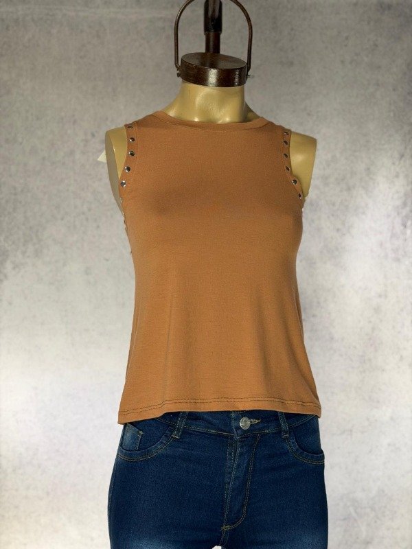 Producto - MUSCULOSA CIRA MARRON MODAL TACHAS