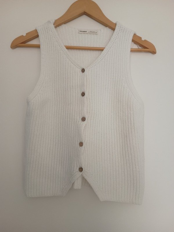 Producto - Chaleco blanco Pull y Bear