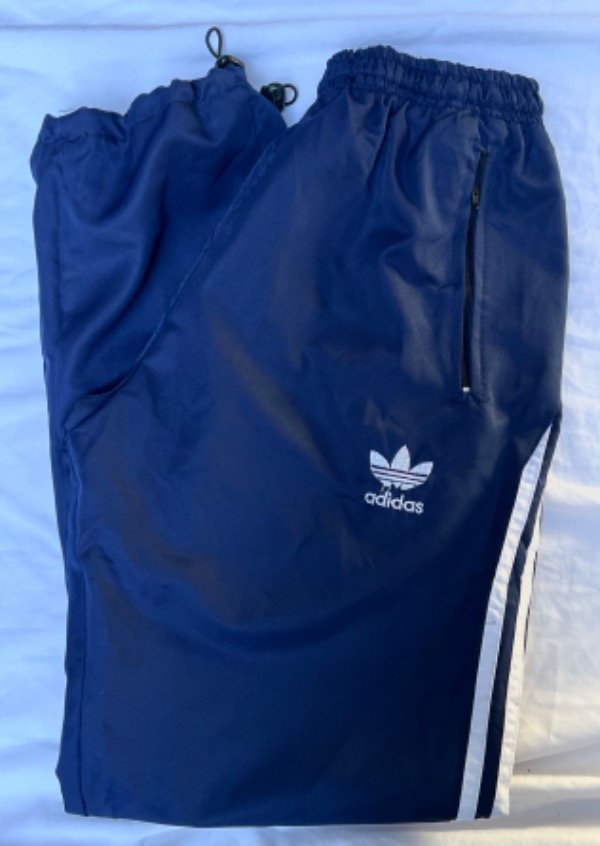 Pantalón rompeviento Adidas azul talle M — imagen 3