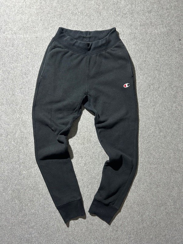 Producto - jogger negro marca Champion Talle S