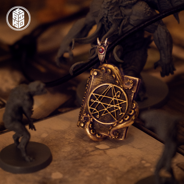 Producto - Dije Necronomicon - HP Lovecraft