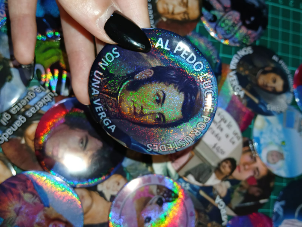 Producto - Pin Al Pedo Luche Por Ustedes Son Una Verga