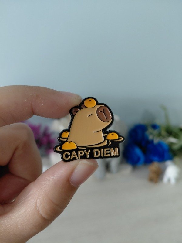 Producto - Pin metalizado - Capibara "Capy Diem" #1745