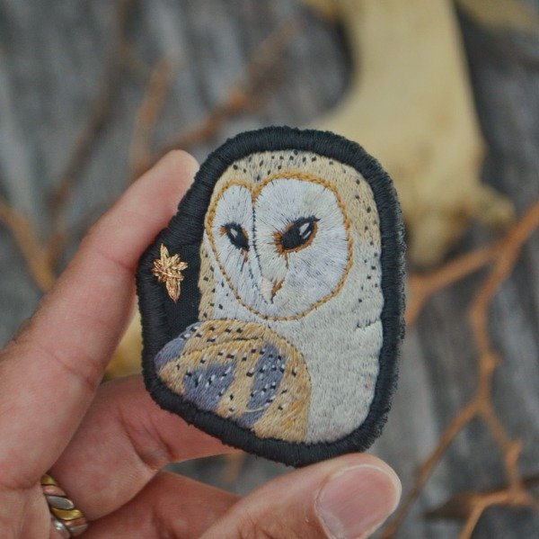Producto - Lechuza de campanario (pin bordado)