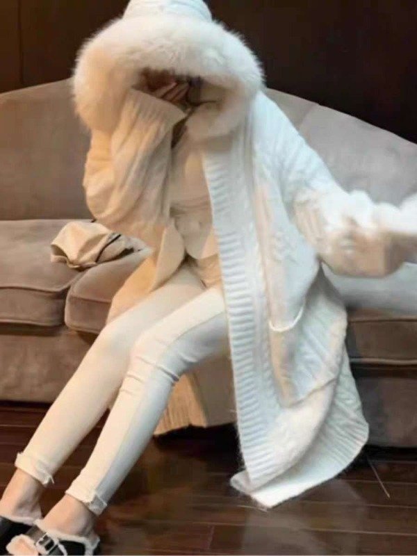 Producto - cardigan tegido con capucha peluda